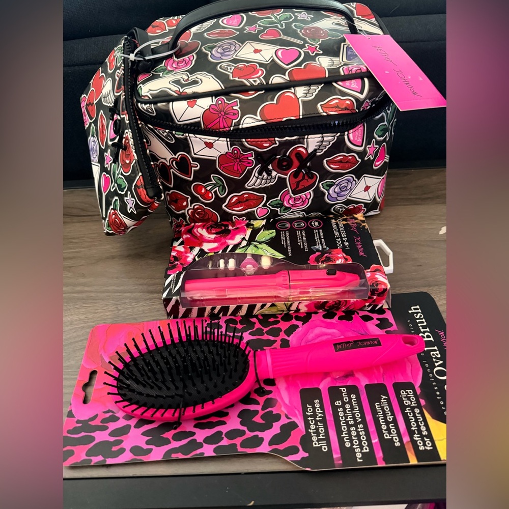 Betsey Johnson Make Up Bag Gift Set